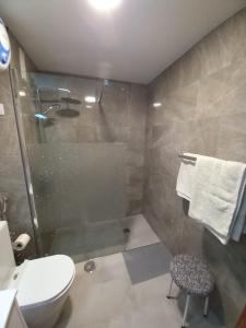 y baño con ducha, aseo y lavamanos. en alojamientosmomi3, en Corralejo