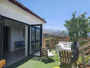 ein Haus mit einem Balkon mit einem Tisch und Stühlen in der Unterkunft Casa Carmelita in Las Palmas de Gran Canaria
