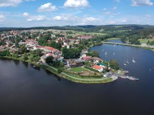 eine Luftansicht einer kleinen Stadt auf einem See in der Unterkunft Apartmán Katka in Frymburk