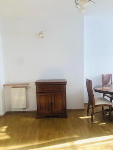 Podkowa Leśna的住宿－Apartament Plumeria w Podkowie Leśnej，一间带桌子和橱柜的用餐室