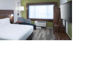 um quarto de hotel com uma cama e uma janela em Holiday Inn Express & Suites - Orlando At Seaworld, an IHG Hotel em Orlando