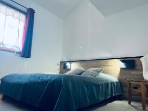 Кровать или кровати в номере Chalet By Sophie Superdevoluy