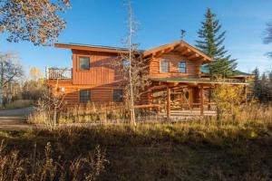 uma cabana de madeira na floresta com um quintal em JHRL - Macker's Cabin, Amazing Log Cabin, Sleeps 16 em Wilson