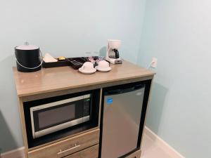una cucina con bancone e forno a microonde di The New View Inn a Tortola Island