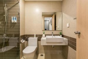 La salle de bains est pourvue de toilettes, d'un lavabo et d'une douche. dans l'établissement Spacious Saigon, à Hô-Chi-Minh-Ville