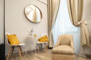 a living room with a chair and a mirror at COVO DI LEVANTE in La Spezia