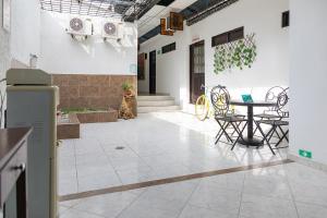 ネイバにあるHotel Ayenda Guadalupeのテーブルと椅子が備わる部屋