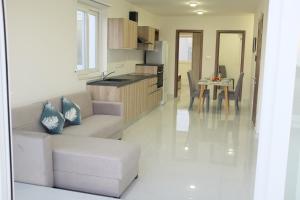 - un salon avec un canapé et une table dans l'établissement Sunset and Seaview Apartment -Brand New, à Mellieħa