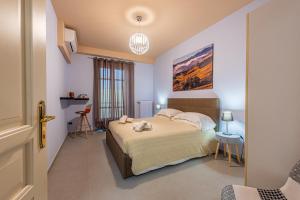 - une chambre avec un grand lit dans l'établissement DiVino Holiday Apartments, à Alba