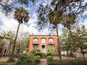 ein Haus mit Palmen davor in der Unterkunft Southern Belle Skyline in Savannah