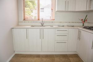 Dapur atau dapur kecil di Morne SeaView Apartments