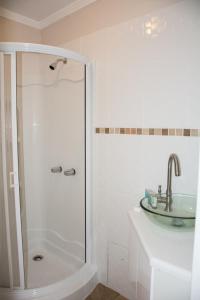 Bilik mandi di Morne SeaView Apartments