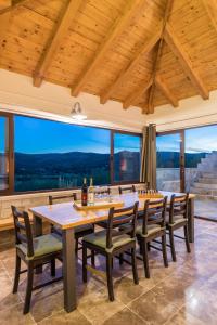 ein großes Esszimmer mit einem großen Tisch und Stühlen in der Unterkunft Villa Sinodium in Umljanović