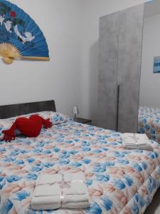 sypialnia z łóżkiem z ręcznikami w obiekcie Etna Bella Home w Katanii
