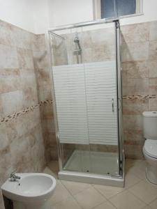 łazienka z prysznicem i toaletą w obiekcie Etna Bella Home w Katanii