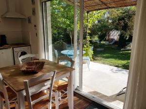 comedor con mesa y puerta corredera de cristal en Mas Nina Rosa, en Mazan