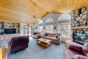 Una sala de estar con un sofá y un televisor. en Escape to Yosemite, en Groveland