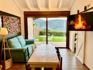 salon ze stołem i kominkiem w obiekcie Casa Nueva de Vigo Rural Mos con Jacuzzi y chimenea para ESCAPADA ROMANTICA w mieście Mos