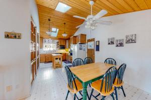 Una cocina y un comedor con mesa y sillas. en Escape to Yosemite, en Groveland