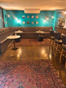 a dining room with a table and chairs and a rug at São Paulo Moema Times Square - Suite LUXO in São Paulo