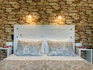 Łóżko lub łóżka w pokoju w obiekcie Casa Nueva de Vigo Rural Mos con Jacuzzi y chimenea para ESCAPADA ROMANTICA