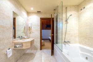 uma casa de banho com uma banheira, um lavatório e um chuveiro em Motel Jardin em Oleiros