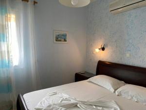 Posteľ alebo postele v izbe v ubytovaní Corfu Glyfada Beach Apartment 86