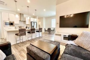 a living room with a couch and a kitchen at Mills SACRAMENTO TOWNHOUSE NEAR DOWNTOWN in Sacramento