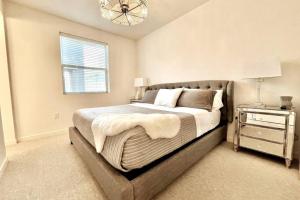 a bedroom with a large bed and a night stand at Mills SACRAMENTO TOWNHOUSE NEAR DOWNTOWN in Sacramento