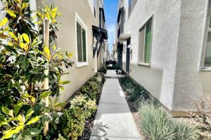 a walkway between two buildings with plants on each side at Mills SACRAMENTO TOWNHOUSE NEAR DOWNTOWN in Sacramento