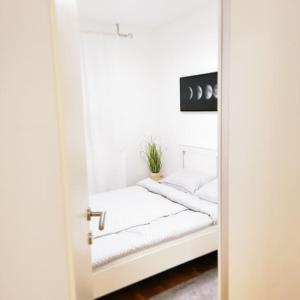 Una puerta que conduce a una cama en una habitación en Apartment Sofial, en Zagreb