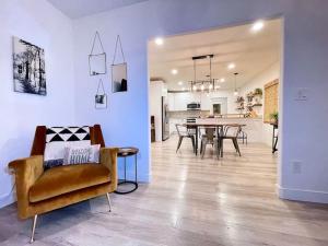 Η κουζίνα ή μικρή κουζίνα στο King Bed-Private Yard-Driveway Parking +26 φωτογραφίες