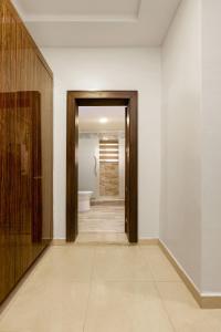 um corredor com uma porta que leva a uma casa de banho em Aveon Hotel em Abuja