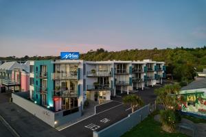 una vista aérea de un hotel con aparcamiento en Waves on the Esplanade en Kaikoura