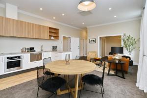 una cucina e un soggiorno con tavolo e sedie di Kaiapoi Luxury Accommodation 1 - Bookahome a Kaiapoi