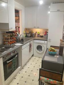 cocina con lavadora y lavavajillas en LIMEHOUSE upon THAMES ROOM IN Great location en Londres
