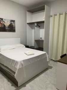 - une chambre avec un grand lit blanc dans l'établissement TODDES EXCLUSIVE RESORT, à Paragominas 35 autres photos