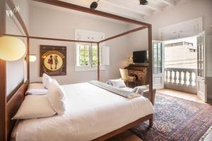 a bedroom with a large white bed in a room at Casa Wynwood Barranco in Lima