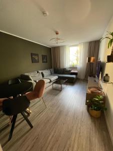 sala de estar con sofá y mesa en Zentrale 3-Zimmer-Wohnung in Nürnberg en Núremberg