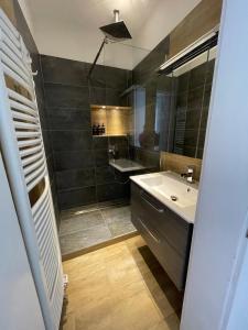 W łazience znajduje się umywalka i lustro. w obiekcie Zentrale 3-Zimmer-Wohnung in Nürnberg w Norymberdze