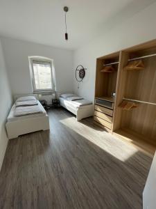 um quarto com duas camas e armários em Zentrale 3-Zimmer-Wohnung in Nürnberg em Nurembergue