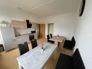 kuchnia i jadalnia ze stołem i krzesłami w obiekcie Rent a Room Amstetten w mieście Amstetten