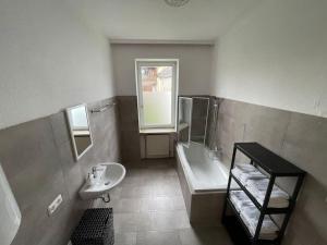 łazienka z umywalką, wanną i toaletą w obiekcie Rent a Room Amstetten w mieście Amstetten