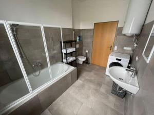 łazienka z wanną, umywalką i toaletą w obiekcie Rent a Room Amstetten w mieście Amstetten