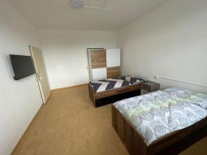 sypialnia z dwoma łóżkami i telewizorem w obiekcie Rent a Room Amstetten w mieście Amstetten