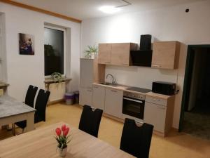 kuchnia ze stołem i kuchnia z pudłami w obiekcie Rent a Room Amstetten w mieście Amstetten