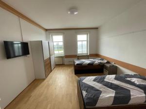 Pokój z 2 łóżkami i telewizorem z płaskim ekranem w obiekcie Rent a Room Amstetten w mieście Amstetten