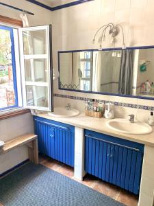 bagno con 2 lavandini e specchio di Stilvolle Villa in Teneriffa Süd ad Arona