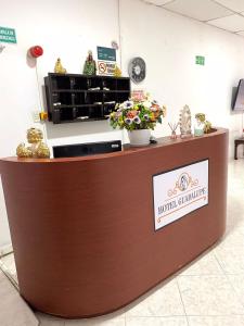 a hotel counter with flowers on top of it at Hotel Ayenda Guadalupe in Neiva