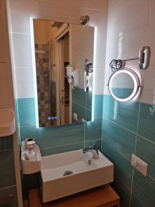 bagno con lavandino e specchio di Fra&Fra's home nel cuore del centro storico di Napoli a Napoli